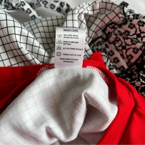 NWOT 2/3 Year Old Girls Black, White, and Red Colour Dress With Frills - Picture 8 of 16